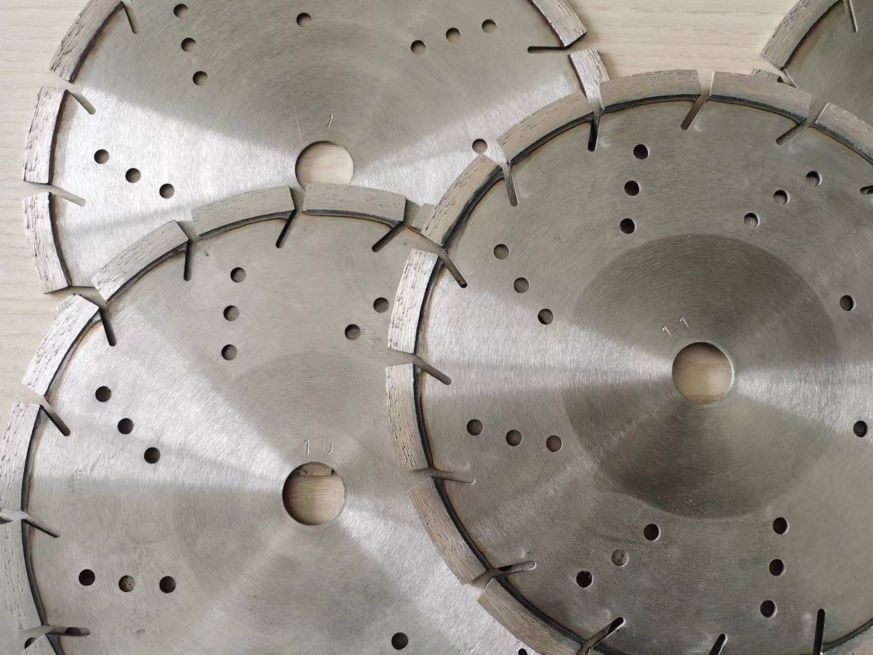 Medium-diameter Saw Blade Image 1 / 3